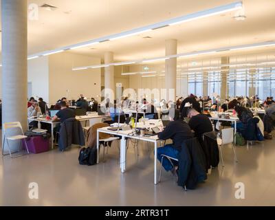 Athen, Griechenland - 10. Februar 2020: Lesesaal im Inneren der griechischen Nationalbibliothek im Stavros Niarchos Foundation Cultural Center in Kallithea. Stockfoto