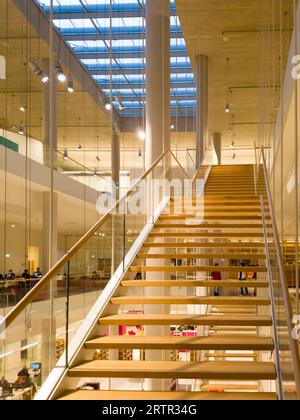 Athen, Griechenland - 10. Februar 2020: Treppe zum Lesesaal der griechischen Nationalbibliothek im Stavros Niarchos Foundation Cultural Center in Kallithea. Stockfoto