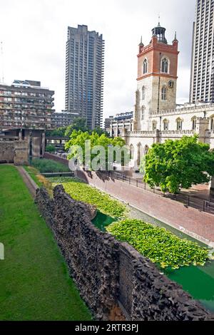 Blick auf London Wall & Graben, St Giles Kirche, Barbican Türme hohe Wohnhäuser Barbican Estate in der City of London UK KATHY DEWITT Stockfoto