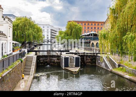 Regent's Canal, der durch die berühmte Camden Town führt Stockfoto