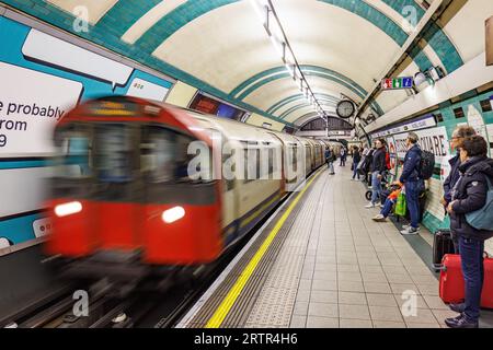 London, Großbritannien - 17. Mai 2023: Langzeitaufnahmen eines Zuges, der an einer U-Bahn-Station am Russell Square ankommt Stockfoto