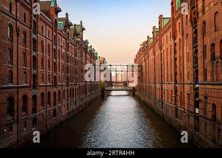 Die Stadt der Lagerhäuser oder die Speicherstadt. Foto aufgenommen am 10. Juni 2023 im UNESCO-Weltkulturerbe Hamburg oder der Freien und Hansestadt Stockfoto