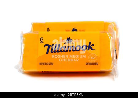 Tillamook koschere mittlere Cheddar-Käse-Mini-Blöcke auf weißem Hintergrund. Ausschnitt zur Veranschaulichung und redaktionellen Verwendung. Stockfoto