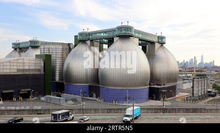 Schlamm-Abscheideeier der Newtown Creek Wastewater Treatment Plant, Brooklyn, New York. Der Verdauer verwendet anaerobe Bakterien, um Abwasser zu verdauen. Stockfoto