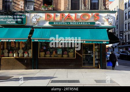 Di Palo's Fine Foods, 200 Grand St, New York. New York City mit italienischem Käseladen und Supermarkt in Manhattans Little Italy/Chinatown. Stockfoto