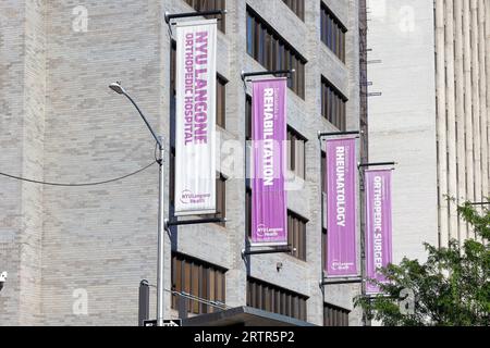 Beschilderung für das NYU Langone Orthopedic Hospital, 301 E 17th St, New York City im Stadtteil Gramercy in Manhattan. Stockfoto