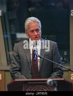 New York, New York, USA. September 2023. Der preisgekrönte Schauspieler und Philanthrop sowie der langjährige UN-Friedensbotschafter MICHAEL DOUGLAS sprechen auf der Veranstaltung „.International Day of Peace Youth Observance“ unter dem Motto „Actions for Peace: unsere Ambition für die #GlobalGoals'', um den Schwerpunkt auf die Anstrengungen zu legen, die heute erforderlich sind, um weitere Katastrophen- und Klimaprobleme zu verhindern. MICHAEL DOUGLAS brachte vor, dass das Zusammenkommen von Jung und Alt ein Schlüsselthema für Fortschritte in einer sich ständig verändernden Welt sei.nächste Woche startet die UNGA-Veranstaltung 2023, bei der 193 Mitgliedstaaten über die meisten cr sprechen werden Stockfoto