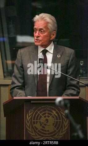 New York, New York, USA. September 2023. Der preisgekrönte Schauspieler und Philanthrop sowie der langjährige UN-Friedensbotschafter MICHAEL DOUGLAS sprechen auf der Veranstaltung „.International Day of Peace Youth Observance“ unter dem Motto „Actions for Peace: unsere Ambition für die #GlobalGoals'', um den Schwerpunkt auf die Anstrengungen zu legen, die heute erforderlich sind, um weitere Katastrophen- und Klimaprobleme zu verhindern. MICHAEL DOUGLAS brachte vor, dass das Zusammenkommen von Jung und Alt ein Schlüsselthema für Fortschritte in einer sich ständig verändernden Welt sei.nächste Woche startet die UNGA-Veranstaltung 2023, bei der 193 Mitgliedstaaten über die meisten cr sprechen werden Stockfoto