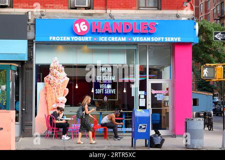16 Griffe, 178 8th Ave, New York. New Yorker Schaufensterfoto eines Frozen Joghurts-Shops mit veganem Softservice im Viertel Chelsea in Manhattan. Stockfoto