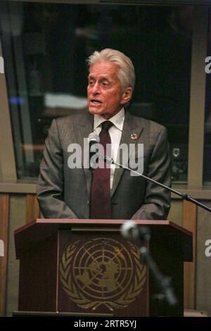 New York, New York, USA. September 2023. Der preisgekrönte Schauspieler und Philanthrop sowie der langjährige UN-Friedensbotschafter MICHAEL DOUGLAS sprechen auf der Veranstaltung „.International Day of Peace Youth Observance“ unter dem Motto „Actions for Peace: unsere Ambition für die #GlobalGoals'', um den Schwerpunkt auf die Anstrengungen zu legen, die heute erforderlich sind, um weitere Katastrophen- und Klimaprobleme zu verhindern. MICHAEL DOUGLAS brachte vor, dass das Zusammenkommen von Jung und Alt ein Schlüsselthema für Fortschritte in einer sich ständig verändernden Welt sei.nächste Woche startet die UNGA-Veranstaltung 2023, bei der 193 Mitgliedstaaten über die meisten cr sprechen werden Stockfoto