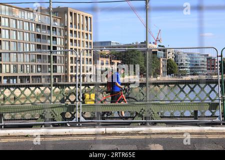 Die Hammersmith Bridge wurde 1887 erbaut und ist eine der ältesten Hängebrücken der Welt, weshalb die Reparatur so teuer ist. Die denkmalgeschützte Brücke des Grades 2 wurde 2020 aus Gründen der öffentlichen Sicherheit vollständig geschlossen, nachdem Mikrobrüche gefunden wurden, und 2021 für Radfahrer, Fußgänger und für den Flussverkehr in West-London, Großbritannien, wieder eröffnet Stockfoto