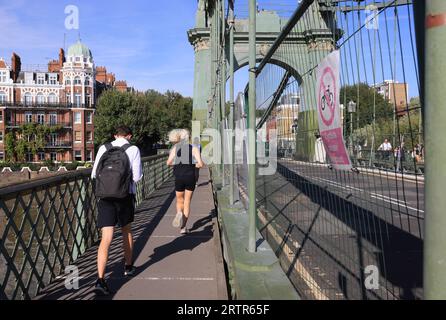 Die Hammersmith Bridge wurde 1887 erbaut und ist eine der ältesten Hängebrücken der Welt, weshalb die Reparatur so teuer ist. Die denkmalgeschützte Brücke des Grades 2 wurde 2020 aus Gründen der öffentlichen Sicherheit vollständig geschlossen, nachdem Mikrobrüche gefunden wurden, und 2021 für Radfahrer, Fußgänger und für den Flussverkehr in West-London, Großbritannien, wieder eröffnet Stockfoto