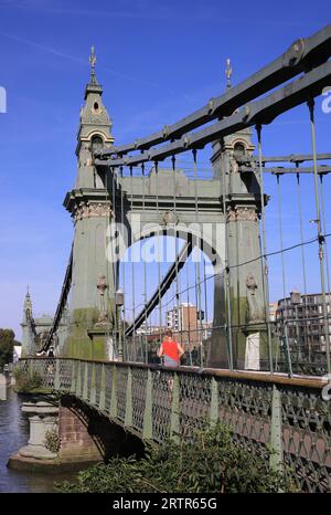 Die Hammersmith Bridge wurde 1887 erbaut und ist eine der ältesten Hängebrücken der Welt, weshalb die Reparatur so teuer ist. Die denkmalgeschützte Brücke des Grades 2 wurde 2020 aus Gründen der öffentlichen Sicherheit vollständig geschlossen, nachdem Mikrobrüche gefunden wurden, und 2021 für Radfahrer, Fußgänger und für den Flussverkehr in West-London, Großbritannien, wieder eröffnet Stockfoto