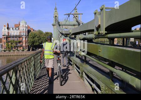 Die Hammersmith Bridge wurde 1887 erbaut und ist eine der ältesten Hängebrücken der Welt, weshalb die Reparatur so teuer ist. Die denkmalgeschützte Brücke des Grades 2 wurde 2020 aus Gründen der öffentlichen Sicherheit vollständig geschlossen, nachdem Mikrobrüche gefunden wurden, und 2021 für Radfahrer, Fußgänger und für den Flussverkehr in West-London, Großbritannien, wieder eröffnet Stockfoto