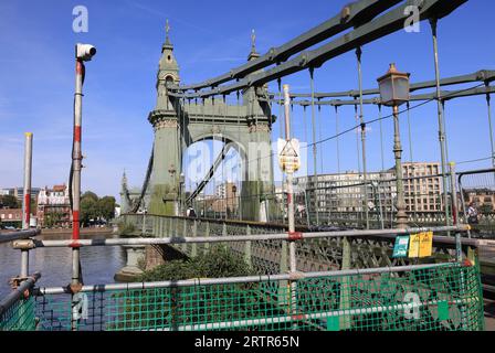 Die Hammersmith Bridge wurde 1887 erbaut und ist eine der ältesten Hängebrücken der Welt, weshalb die Reparatur so teuer ist. Die denkmalgeschützte Brücke des Grades 2 wurde 2020 aus Gründen der öffentlichen Sicherheit vollständig geschlossen, nachdem Mikrobrüche gefunden wurden, und 2021 für Radfahrer, Fußgänger und für den Flussverkehr in West-London, Großbritannien, wieder eröffnet Stockfoto