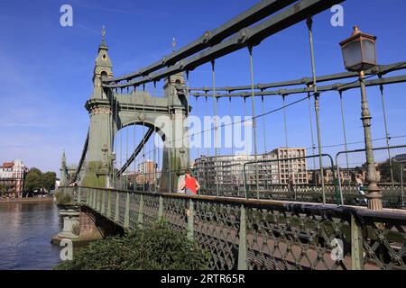 Die Hammersmith Bridge wurde 1887 erbaut und ist eine der ältesten Hängebrücken der Welt, weshalb die Reparatur so teuer ist. Die denkmalgeschützte Brücke des Grades 2 wurde 2020 aus Gründen der öffentlichen Sicherheit vollständig geschlossen, nachdem Mikrobrüche gefunden wurden, und 2021 für Radfahrer, Fußgänger und für den Flussverkehr in West-London, Großbritannien, wieder eröffnet Stockfoto