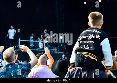 Große Menschenmassen genießen die Livemusik beim Hardwick Festival 2023. Foto: James Hind/Alamy Stock Photo. Stockfoto