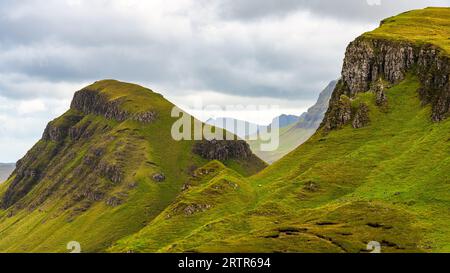 Hohe Berggipfel mit grünen Wiesen im Norden der Isle of Skye, Schottland. Stockfoto