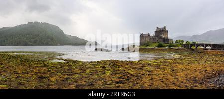 Am frühen Morgensonnenlicht über Eilean Donan Castle am Kyle of Lochalsh in den westlichen Highlands von Schottland Stockfoto