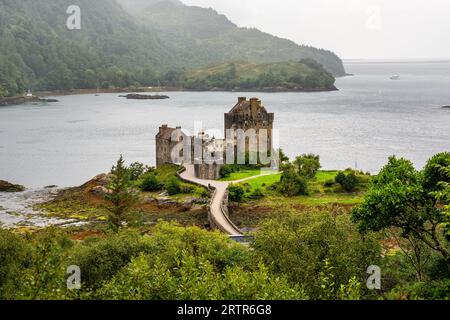 Am frühen Morgensonnenlicht über Eilean Donan Castle am Kyle of Lochalsh in den westlichen Highlands von Schottland Stockfoto