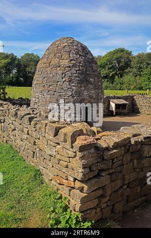 Das mittelalterliche Dorf Cosmeston Lakes and Country Park in Südwales ist ein Schweinestall aus Steinplatten. September 2023 Stockfoto