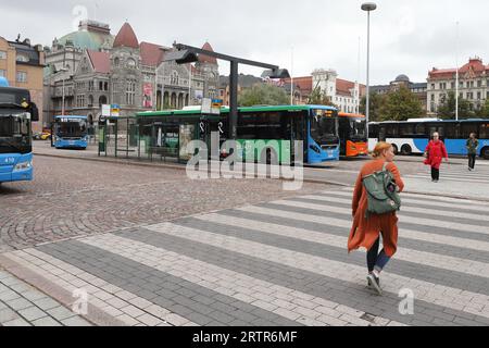 Helsinki, Finnland - 5. September 2023: Personen und Busse am Rautatientori, dem Bahnplatz in der Innenstadt von Helsinki. Stockfoto