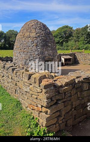 Das mittelalterliche Dorf Cosmeston Lakes and Country Park in Südwales ist ein Schweinestall aus Steinplatten. September 2023 Stockfoto