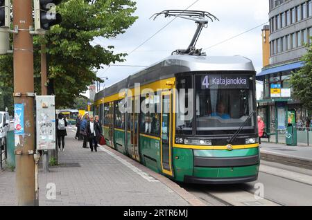 Helsinki, Finnland - 5. September 2023: Moderne Gelenkstraßenbahn auf der Route 4 in Richtung Katajanokka in der Innenstadt von Helsinki an der Straßenbahnhaltestelle Lasipalatsi auf der Stockfoto