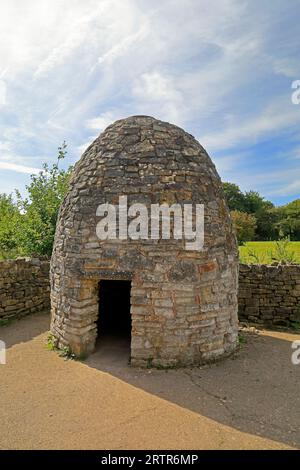 Das mittelalterliche Dorf Cosmeston Lakes and Country Park in Südwales ist ein Schweinestall aus Steinplatten. September 2023 Stockfoto