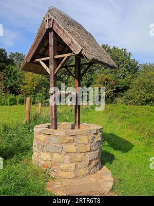 Im mittelalterlichen Dorf Cosmeston Lakes and Country Park in South Wales befindet sich ein Reetsteinbrunnen. September 2023 Stockfoto