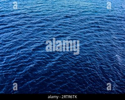 Blauer Wasserhintergrund. Wellige Meereswasseroberfläche. Stockfoto