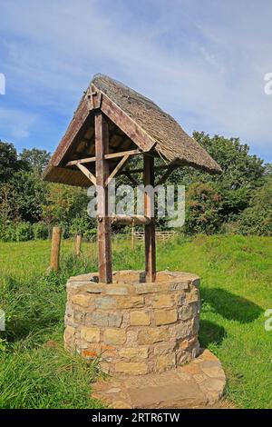 Im mittelalterlichen Dorf Cosmeston Lakes and Country Park in South Wales befindet sich ein Reetsteinbrunnen. September 2023 Stockfoto