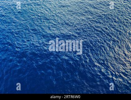 Blauer Wasserhintergrund. Wellige Meereswasseroberfläche. Stockfoto