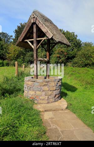 Im mittelalterlichen Dorf Cosmeston Lakes and Country Park in South Wales befindet sich ein Reetsteinbrunnen. September 2023 Stockfoto