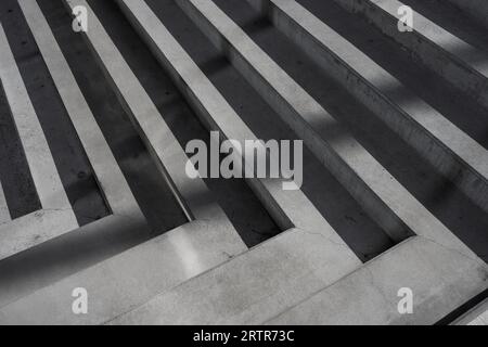 Ecktreppen aus Beton in einem Winkel Stockfoto