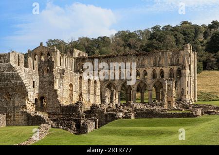 rievaulx Abbey North yorkshire aus dem Südosten zeigt den Chor und die Mönche Schlafsaal sonnigen Tag keine Menschen Stockfoto