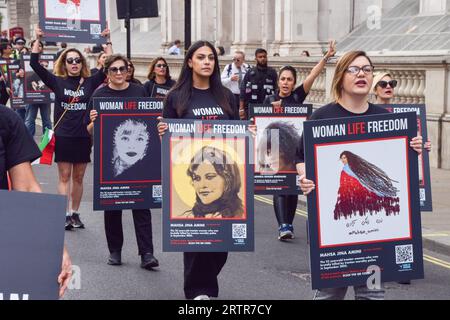 London, Großbritannien. September 2023. Demonstranten in Whitehall. Britische Iraner haben in Westminster vor dem ersten Todestag von Mahsa Amini und den darauf folgenden Massenprotesten und Niederschlagungen im Iran einen Protest gegen das iranische Regime inszeniert. Stockfoto