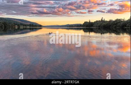 Atemberaubender Sonnenuntergang auf dem Coniston Lake Stockfoto