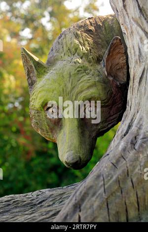 Holzschnitzereien im Cosmeston Lakes and Country Park, South Wales. September 2023 Stockfoto