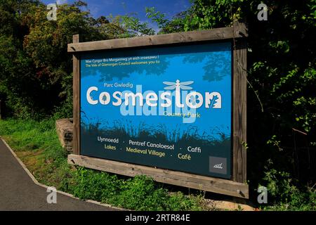 Großes blaues Schild am Eingang zu Cosmeston Lakes und Country Park, South Wales. September 2023 Stockfoto