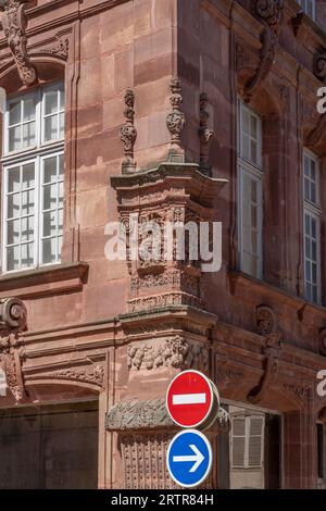 Luneville, Frankreich - 09 02 2023: Blick auf die Fassade eines typischen rosa Hauses mit Skulpturen Stockfoto