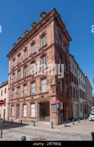 Luneville, Frankreich - 09 02 2023: Blick auf die Fassade eines typischen rosa Hauses mit Skulpturen Stockfoto