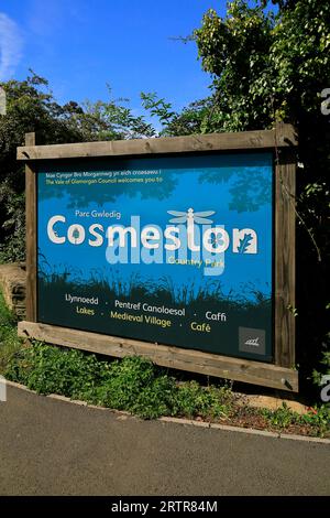 Großes blaues Schild am Eingang zu Cosmeston Lakes und Country Park, South Wales. September 2023 Stockfoto