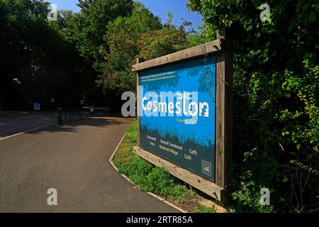 Großes blaues Schild am Eingang zu Cosmeston Lakes und Country Park, South Wales. September 2023 Stockfoto