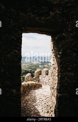 Blick auf die Steintreppe und die Steinmauer durch die Tür in der Festung. Ansicht von oben Stockfoto