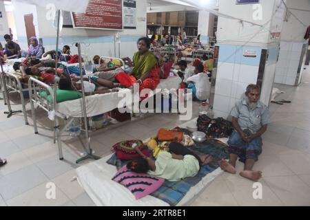 Dhaka Bangladesch 14. september 2023. Der Vater sitzt besorgt neben ihrem von Dengue betroffenen Mädchen. Dieses Bild wurde von der Mugda Medical College H gemacht Stockfoto