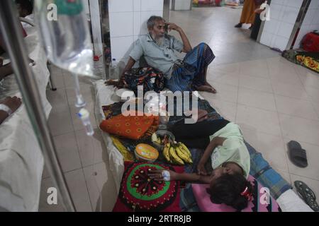 Dhaka Bangladesch 14. september 2023. Der Vater sitzt besorgt neben ihrem von Dengue betroffenen Mädchen. Dieses Bild wurde von der Mugda Medical College H gemacht Stockfoto