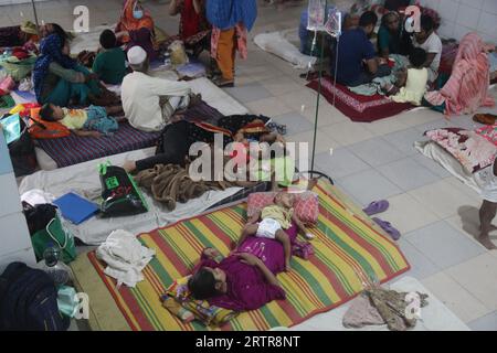 Dhaka Bangladesch 14. september 2023 eine Mutter liegt mit einem Kind, das an Dengue leidet, im Mugda General Hospital. Nazmul islam / alamische Live-Nachrichten Stockfoto