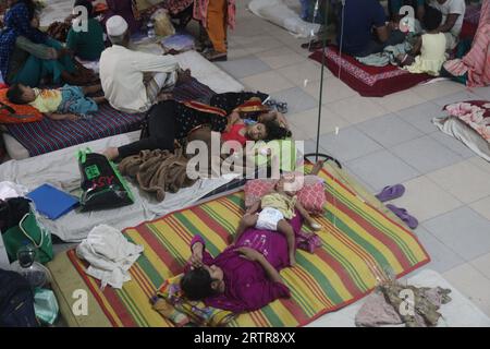 Dhaka Bangladesch 14. september 2023 eine Mutter liegt mit einem Kind, das an Dengue leidet, im Mugda General Hospital. Nazmul islam / alamische Live-Nachrichten Stockfoto