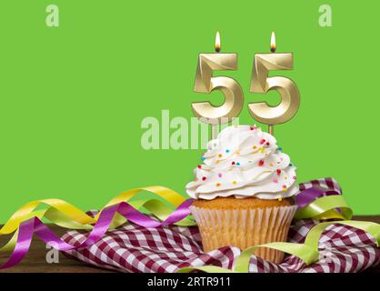 Geburtstagskuchen Mit Kerzennummer 55 - Auf Grünem Hintergrund. Stockfoto